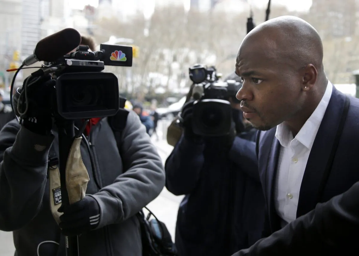 Minnesota Vikings' Adrian Peterson (R) arrives for a hearing for the appeal of his suspension in New York, Tuesday, Dec. 2, 2014. (AP Photo/Seth Wenig)