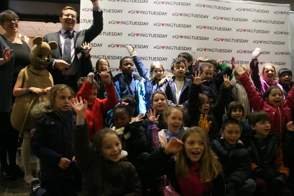 Children cheer in the lobby of 92nd Street Y, a community center on the Upper East Side, Manhattan, N.Y., on Dec. 2, 2014, after attending a musical concert in support of Giving Tuesday. (Shannon Liao/Epoch Times)