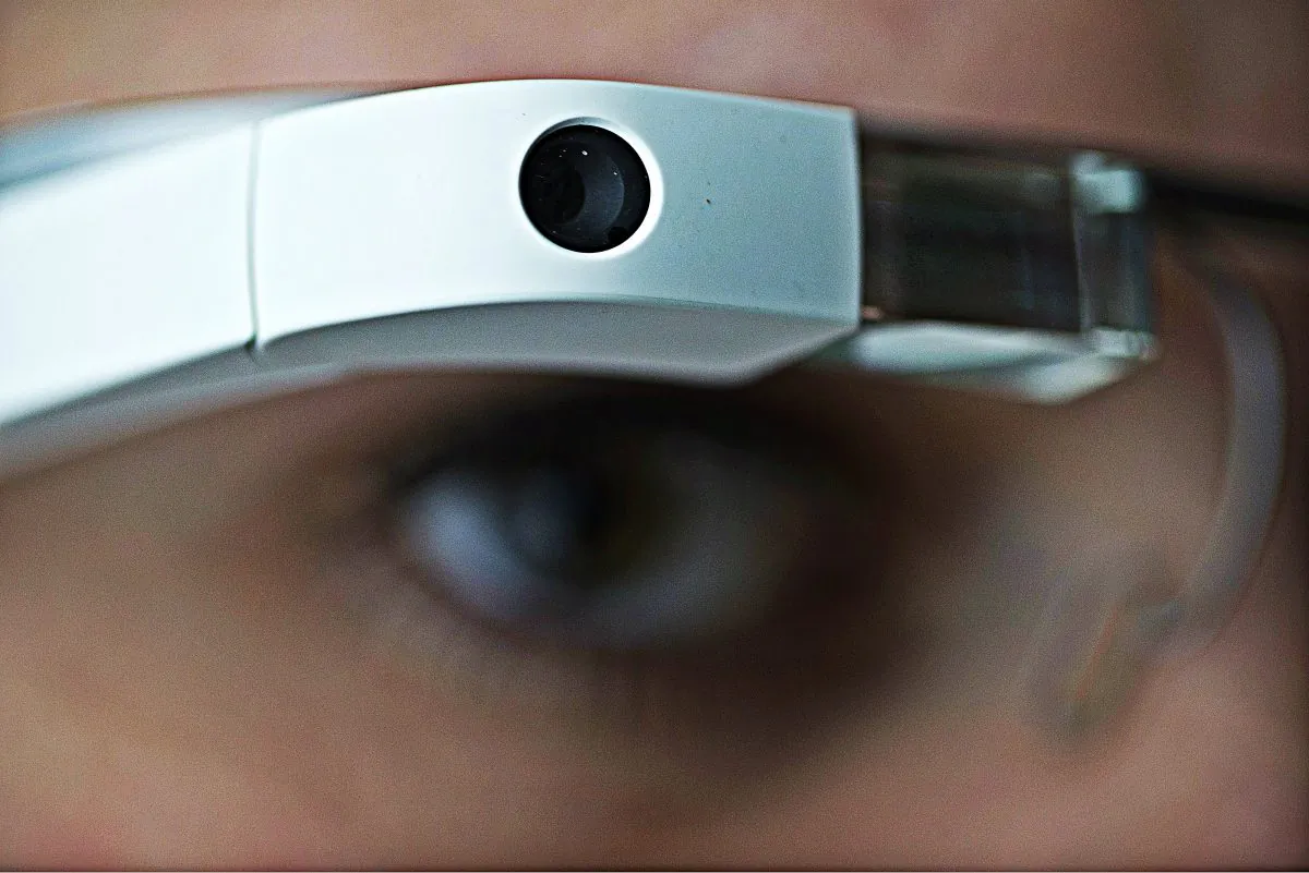 A woman wears Google glass as she visits an exhibition dedicated to the work of French artist Niki de Saint Phalle at the Grand Palais in Paris on Nov. 6, 2014. (Joel Saget/AFP/Getty Images; effects added by Epoch Times)