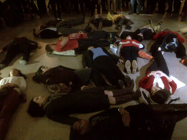 Protesters stage a "die in" at Grand Central Station. (Petr Svab/Epoch Times)