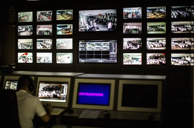 The surveillance room in Shandong Lanxiang Vocational School has over 50 screens that monitor every classroom. On Nov. 20, the Education Department in Guizhou Province issued a new plan to monitor the speech of university and college teachers by installing surveillance cameras in all university classrooms. (Screenshot/163.com)