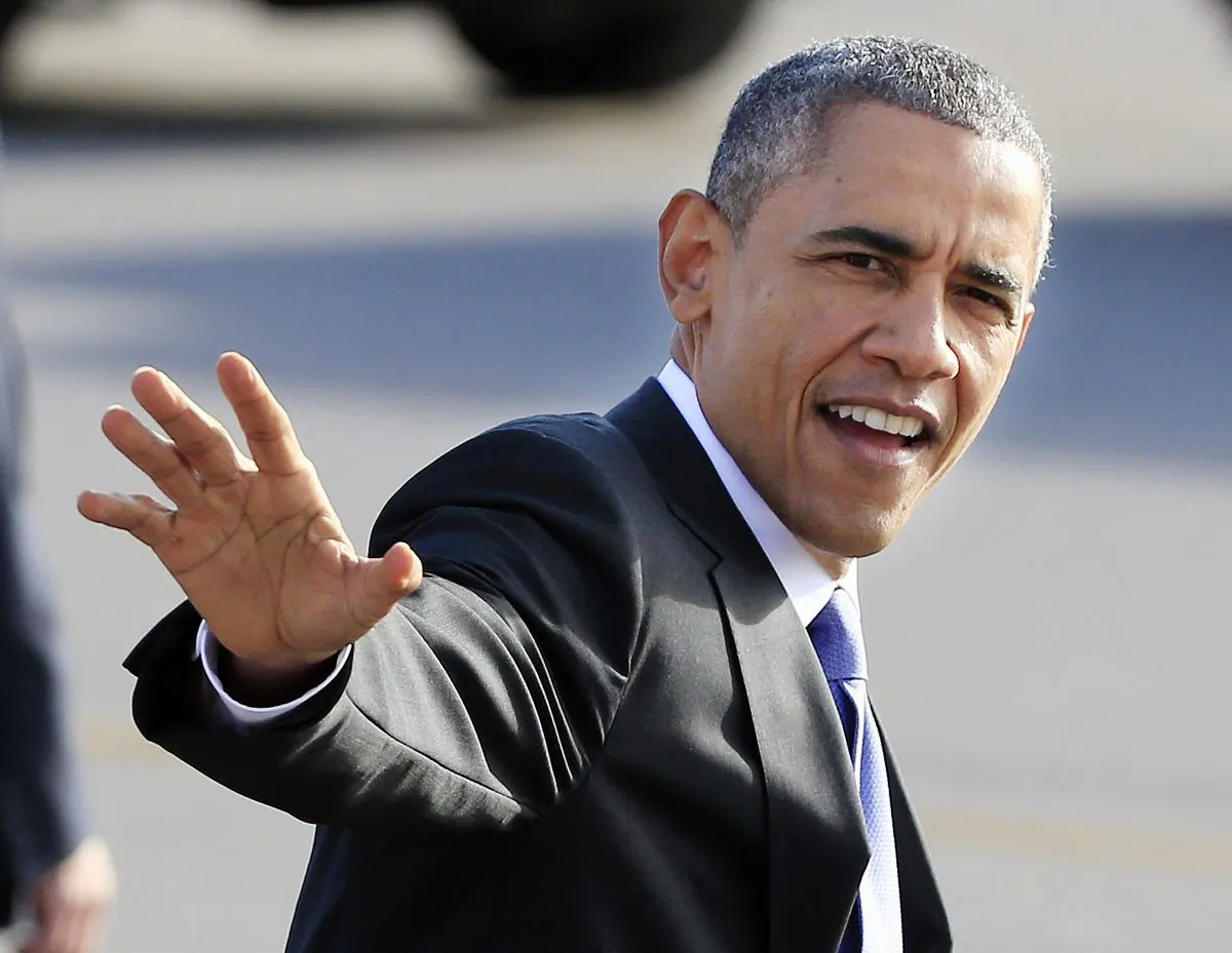 President Barack Obama waves to a crowd after arriving in Nashville, Tenn., Tuesday, Dec. 9, 2014. Obama is in Nashville to visit the Casa Azafran community center and speak about immigration reform. (AP Photo/Mark Humphrey)