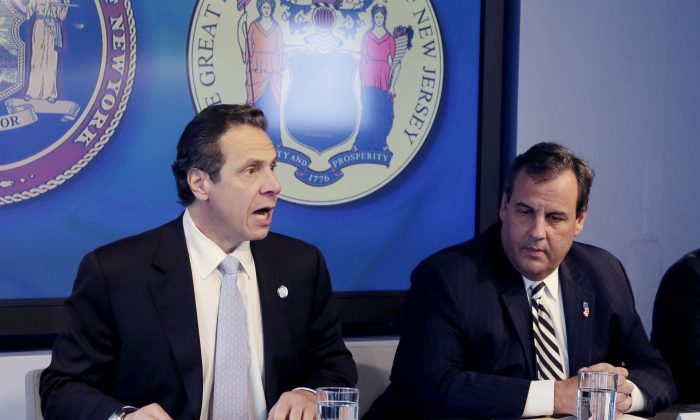 New York Governor Andrew Cuomo (L) and New Jersey Governor Chris Christie at a news conference in New York on Oct. 24, 2014. Legislation to overhaul how the Port Authority of New York and New Jersey is governed remains unsigned by both states' governors. (AP Photo/Mark Lennihan)