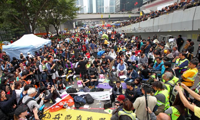 Pro-democracy protesters, pan-democrat lawmakers hold a sit-in at the Admiralty protest site on Dec. 11, 2014, Hong Kong. (Poon Zai Shu/Epoch Times)