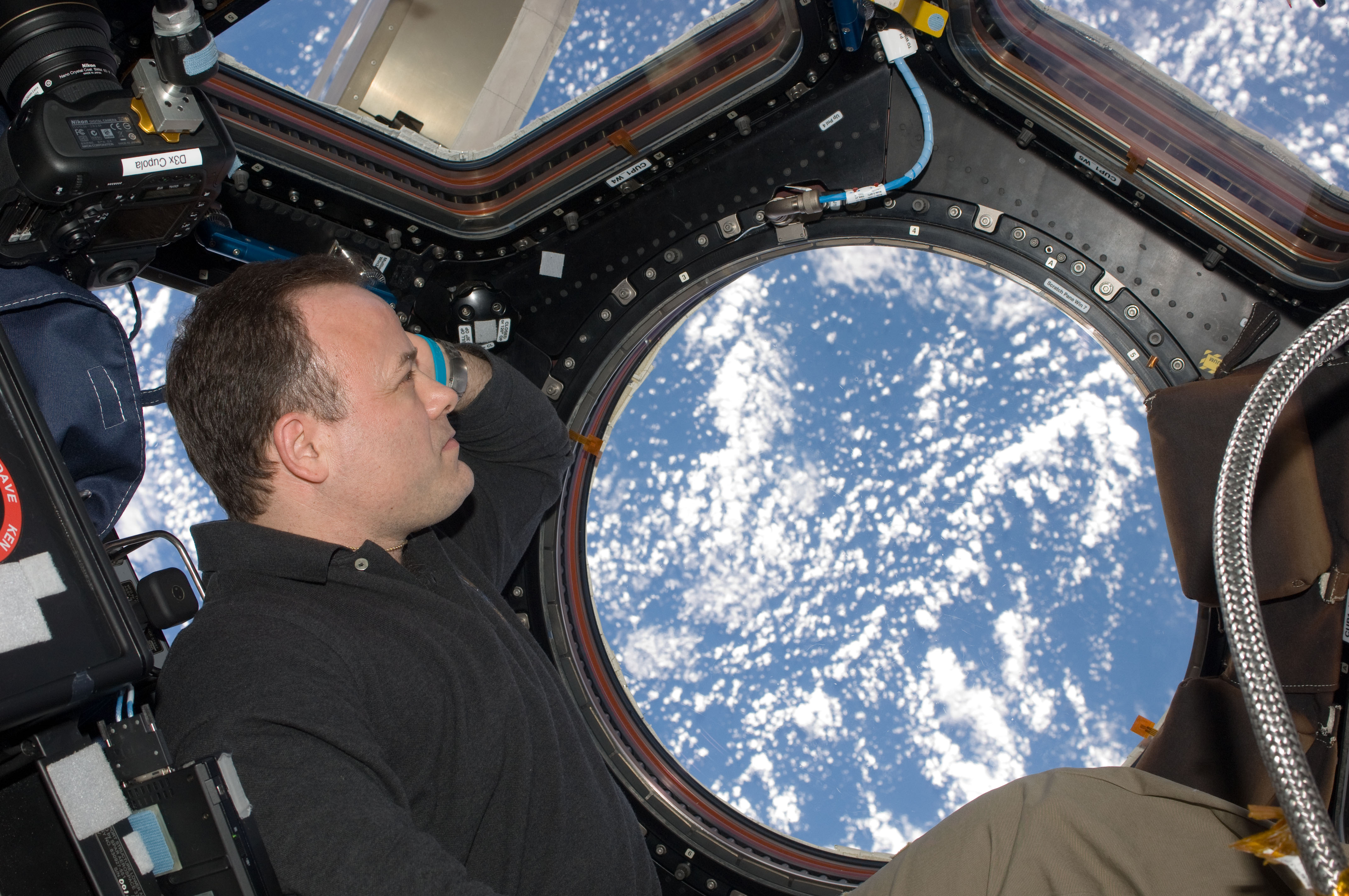 Какая страна была первым в космосе. Космонавт МКС иллюминатор. Cupola на МКС. Вид с иллюминатора МКС. Иллюминатор МКС космос.