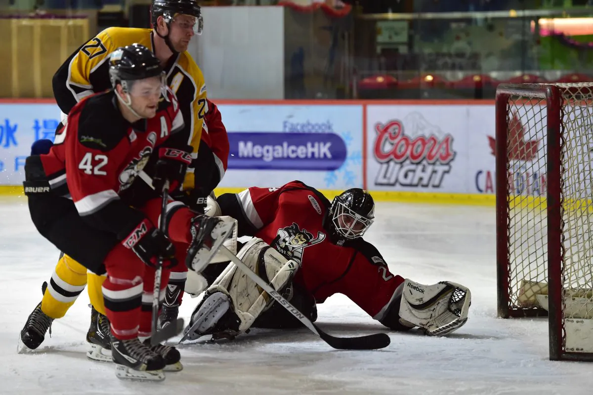 Brad Smith (Hong Kong Tycoons) on the attack against the Kowloon Warriors in their CIHL match at Mega Ice, on Saturday Dec 6. Smith slotted in three goals in the first 7-minutes of the game, but that was still not enough to win the match as the Warriors hit back and eventually won the match 7-6. (Bill Cox/Epoch Times)