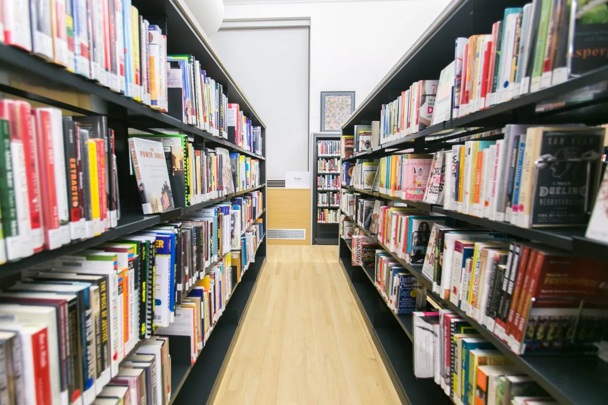 Rows of books line book shelves at the Washington Heights public library in Manhattan on Dec. 10, 2014. (Benjamin Chasteen/Epoch Times)