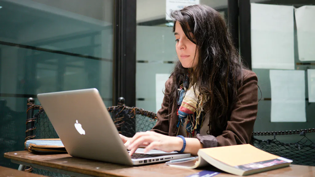 Take note: how does a typing on a laptop stack up to handwriting? (Francisco Osorio, CC-BY)