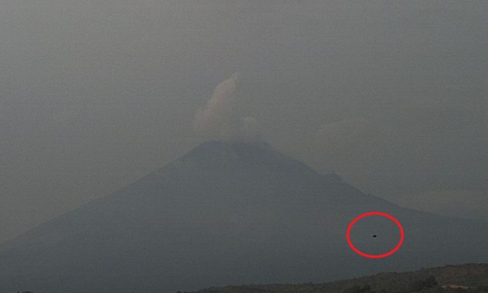 The alleged UFO sighting near Mexico's Popocatepetl volcano. (http://webcamsdemexico.net/ screenshot)