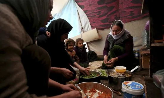 Iraqi Kurdish Troops Open Corridor to Sinjar