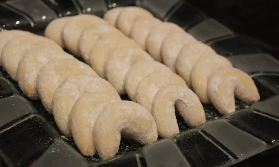 Recipe: Vanilla Christmas Crescents