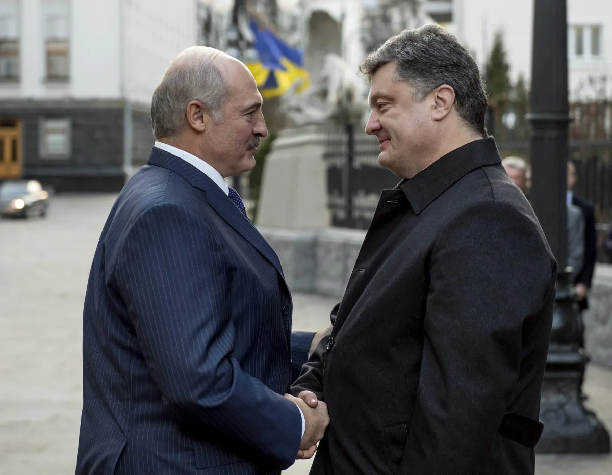 Ukrainian President Petro Poroshenko, right, welcomes Belarusian President Alexander Lukashenko during their meeting  in Kiev, Ukraine, Sunday, Dec. 21, 2014. (AP Photo/Mykola Lazarenko, Pool)