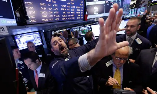 Investors Expect Higher Stocks in 2015, but Also Turbulence