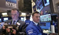 Dow Tops 18,000 Points as US Economy Surges Ahead
