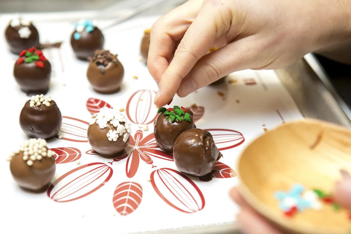Making truffles at Voilà Chocolat. (Samira Bouaou/Epoch Times)