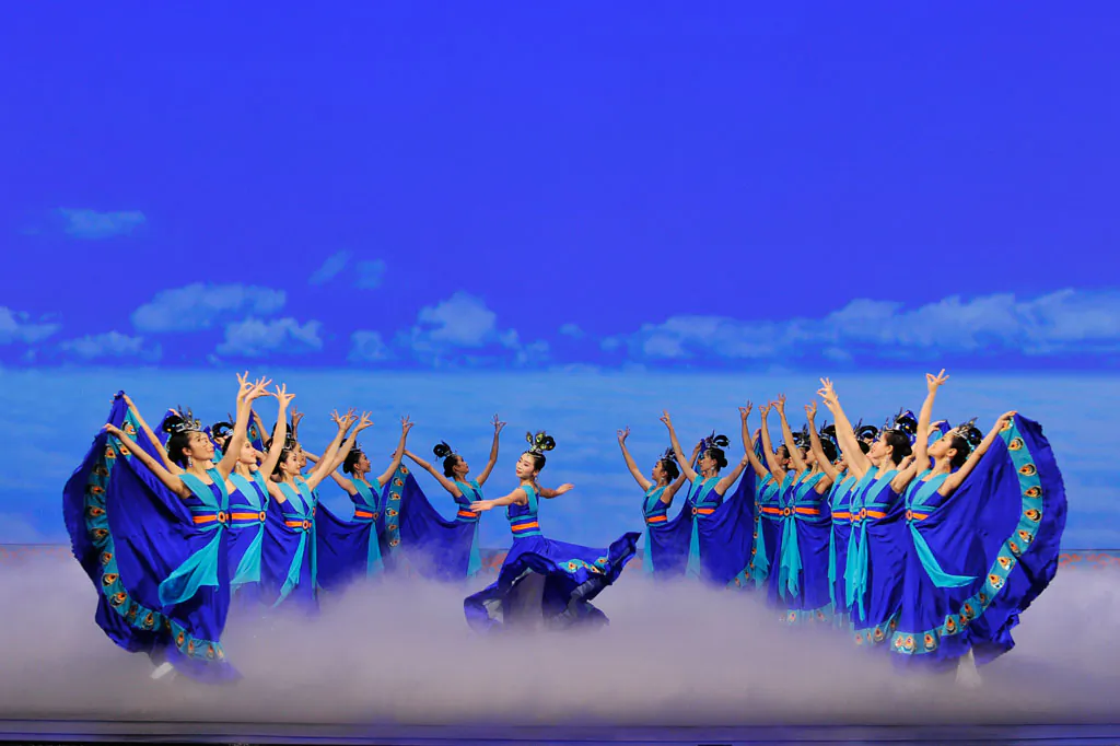Michelle Ren (C) in "The Mystical Phoenix," part of Shen Yun's 2009 program. (Courtesy of Shen Yun)