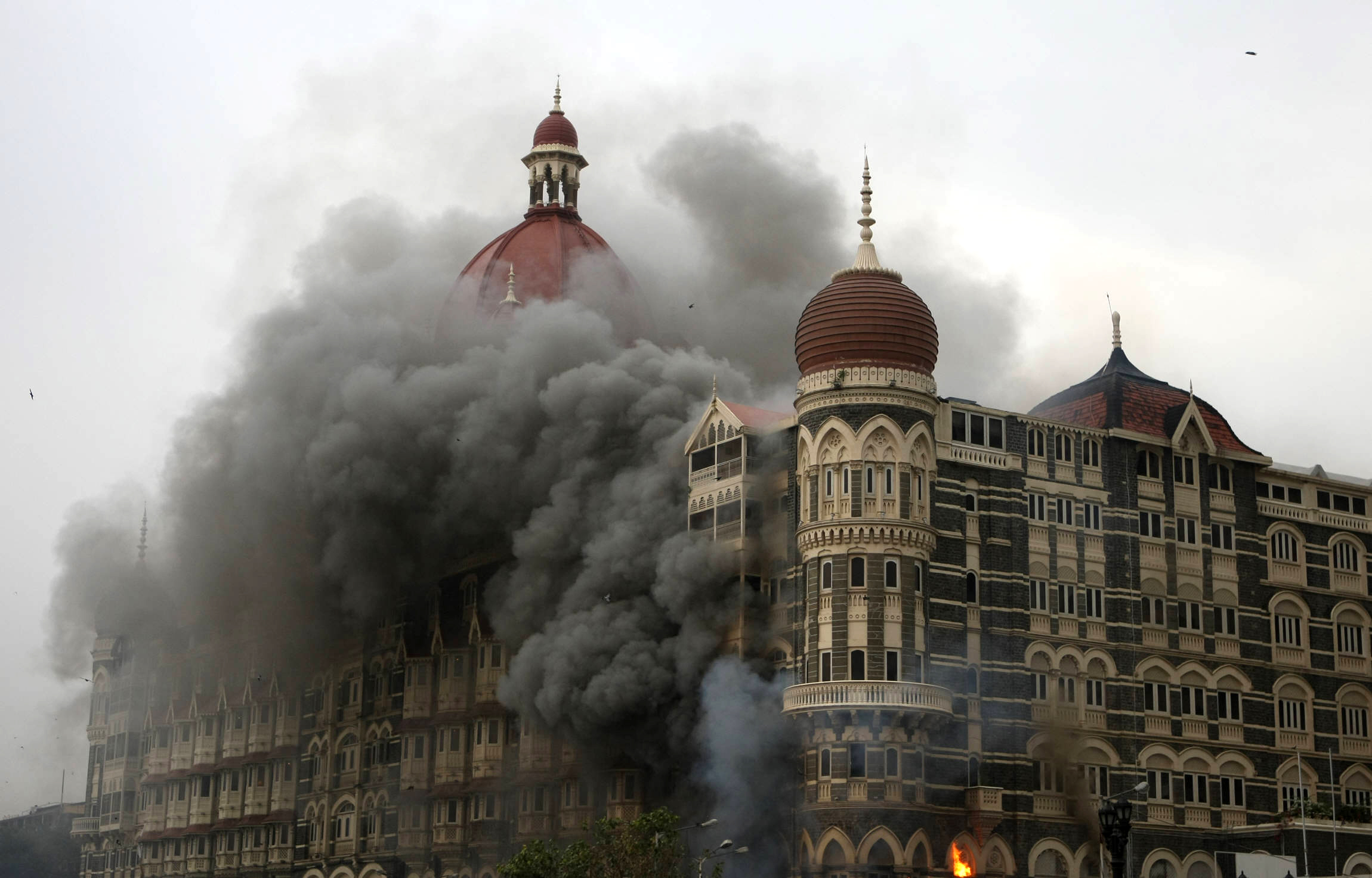 Нападение на отели. Мумбаи 2008 Тадж Махал теракт. Отель Тадж в Мумбаи. Отель Мумбаи теракт 2008. Отель Тадж в Мумбаи теракт.