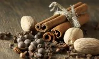 Natural Fragrances to Scent Your Home This Holiday Season