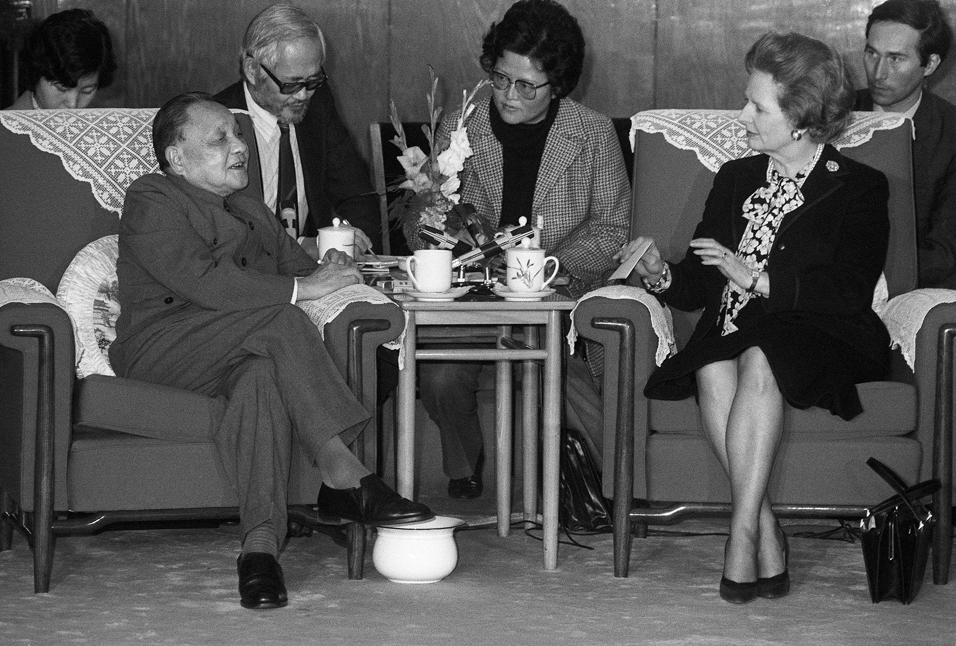 Встреча китайского лидера Дэн Сяопина (слева) с тогдашним премьер-министром Великобритании Маргарет Тэтчер в Пекине 19 декабря 1984 года. (Пьер-Антуан Донне/AFP/Getty Images)