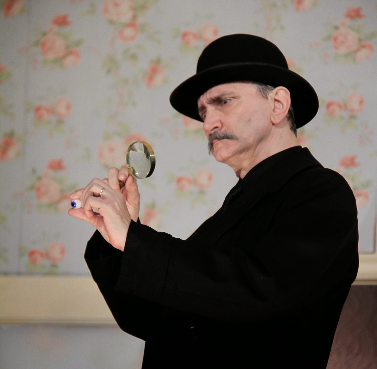 Rocco Sisto plays the inspector hot on the trail of bank robbers. (Rahav Segev)