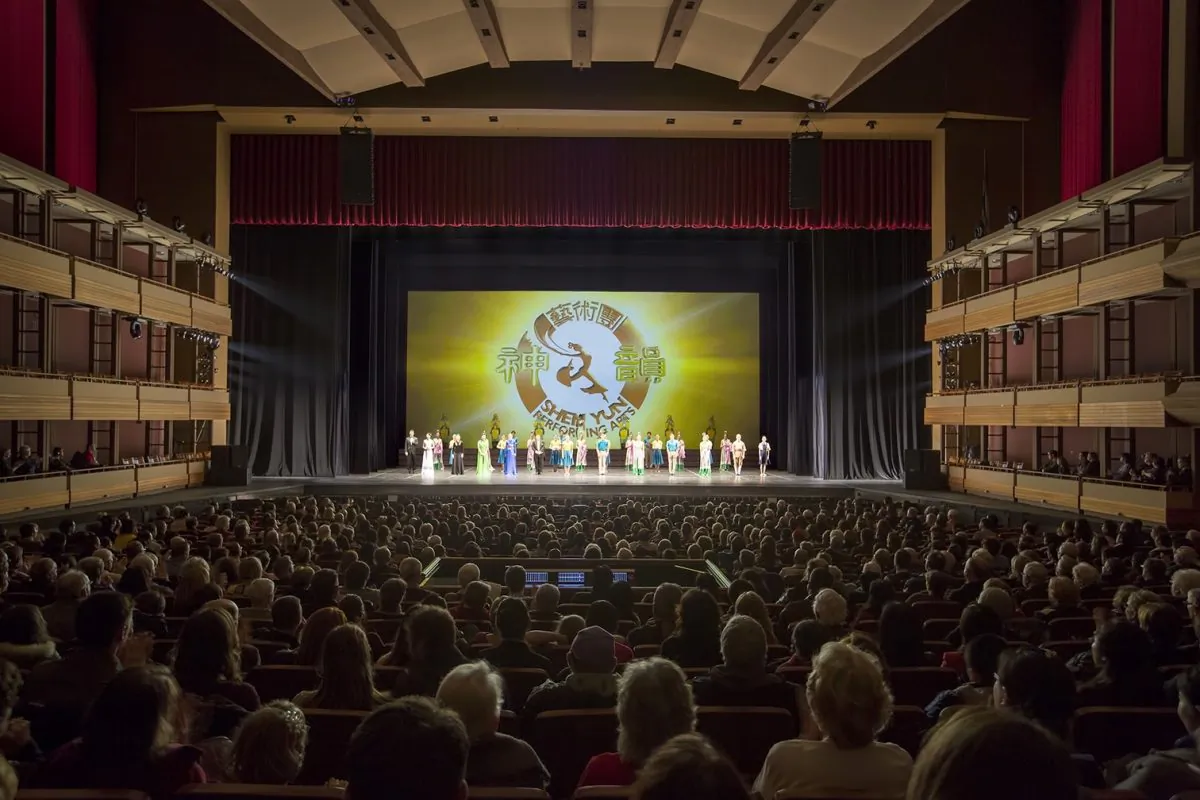 The cast of Shen Yun Performing Arts takes a curtain call at Centre In The Square in Kitchener on Dec. 29, 2014. (Evan Ning/Epoch Times)