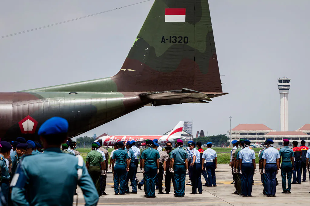 Indonesian soldiers prepares to carry coffins of victims of the AirAsia flight QZ8501 crash at the Indonesian Air Force Military Base Operation Airport on Jan. 1, in Surabaya, Indonesia. (Oscar Siagian/Getty Images)
