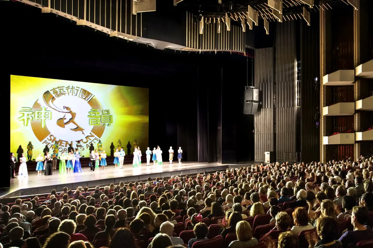 The cast of Shen Yun Performing Arts says goodbye to Ottawa after their final performance at the National Arts Centre on Jan. 4, 2015. (Evan Ning/Epoch Times)