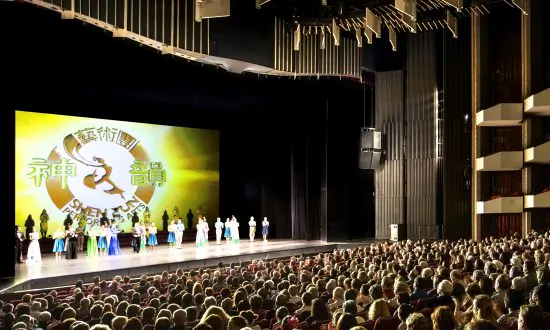 Ottawa Theatregoers Cheer for Shen Yun