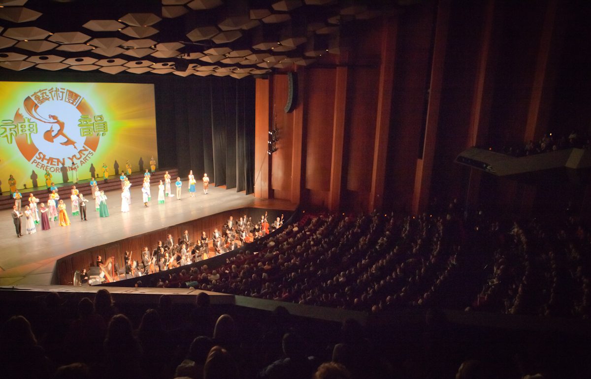 Shen Yun Performing Arts Touring Company's curtain call at Houston's Jones Hall, 2015. (Courtesy of NTD Television)