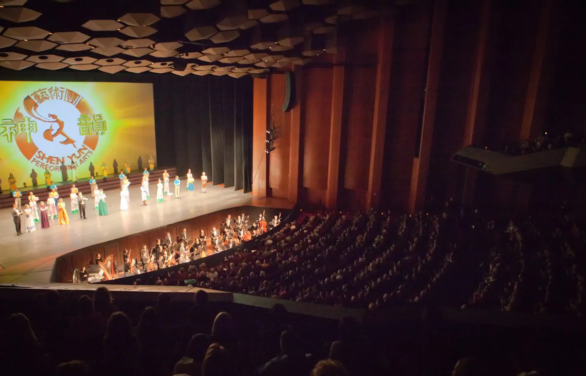 Shen Yun Performing Arts Touring Company's curtain call at Houston's Jones Hall, 2015. (Courtesy of NTD Television)
