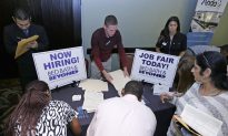 US Adds 252K Jobs in December; Unemployment 5.6 Percent