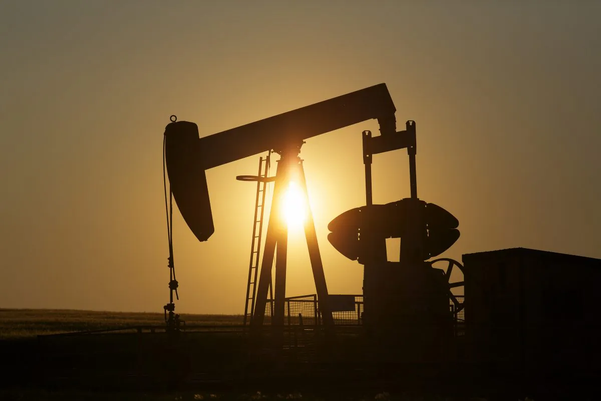An oil pump jack pumps oil in a field near Calgary, Alberta, July 21, 2014. With record low oil prices and President Obama signalling he will veto a republican push for the Keystone XL pipeline, the sun could be setting on Canada’s energy export prospects. (REUTERS/Todd Korol)