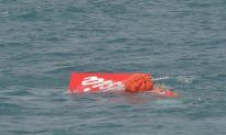 AirAsia Jet’s Tail Lifted From Sea in Search for Black Boxes