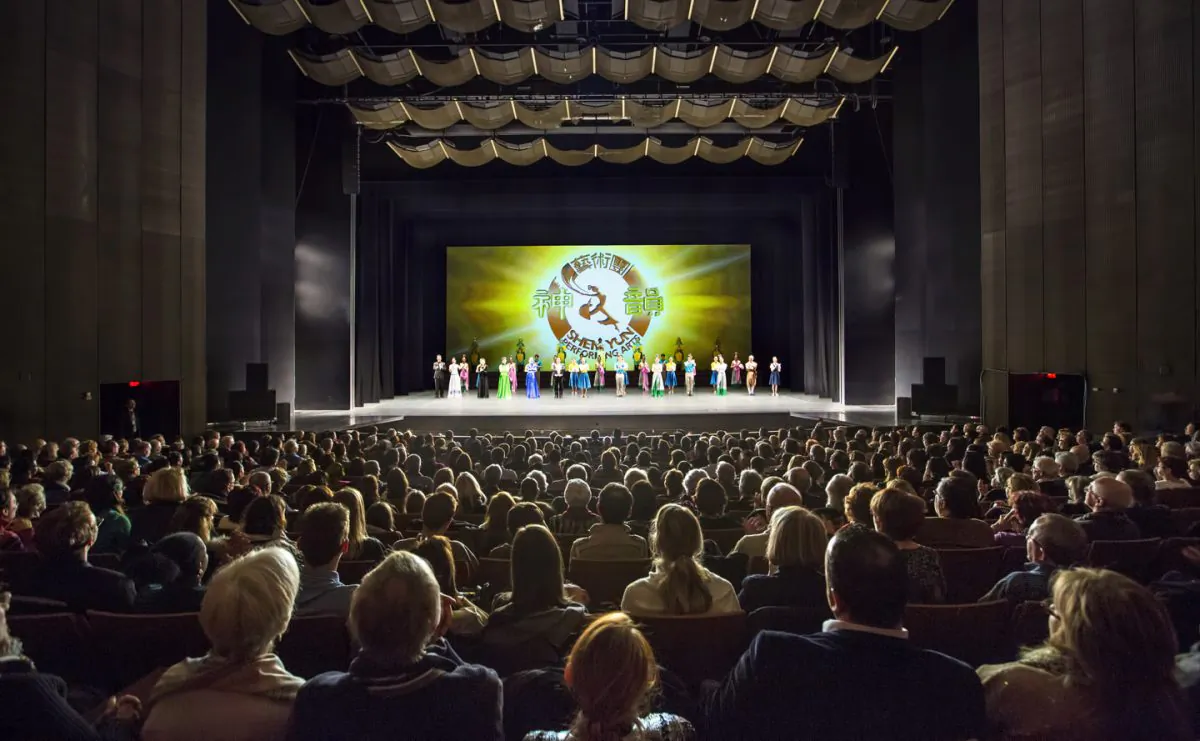 New York-based Shen Yun Performing Arts takes a curtain call on Jan. 9, 2015, following the third performance of a six-show run at Place des Arts, Montreal. (Evan Ning/Epoch Times) 