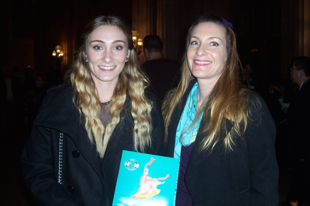 Gymnastics Coach Says Shen Yun Is ‘Breathtaking’ | The Epoch Times