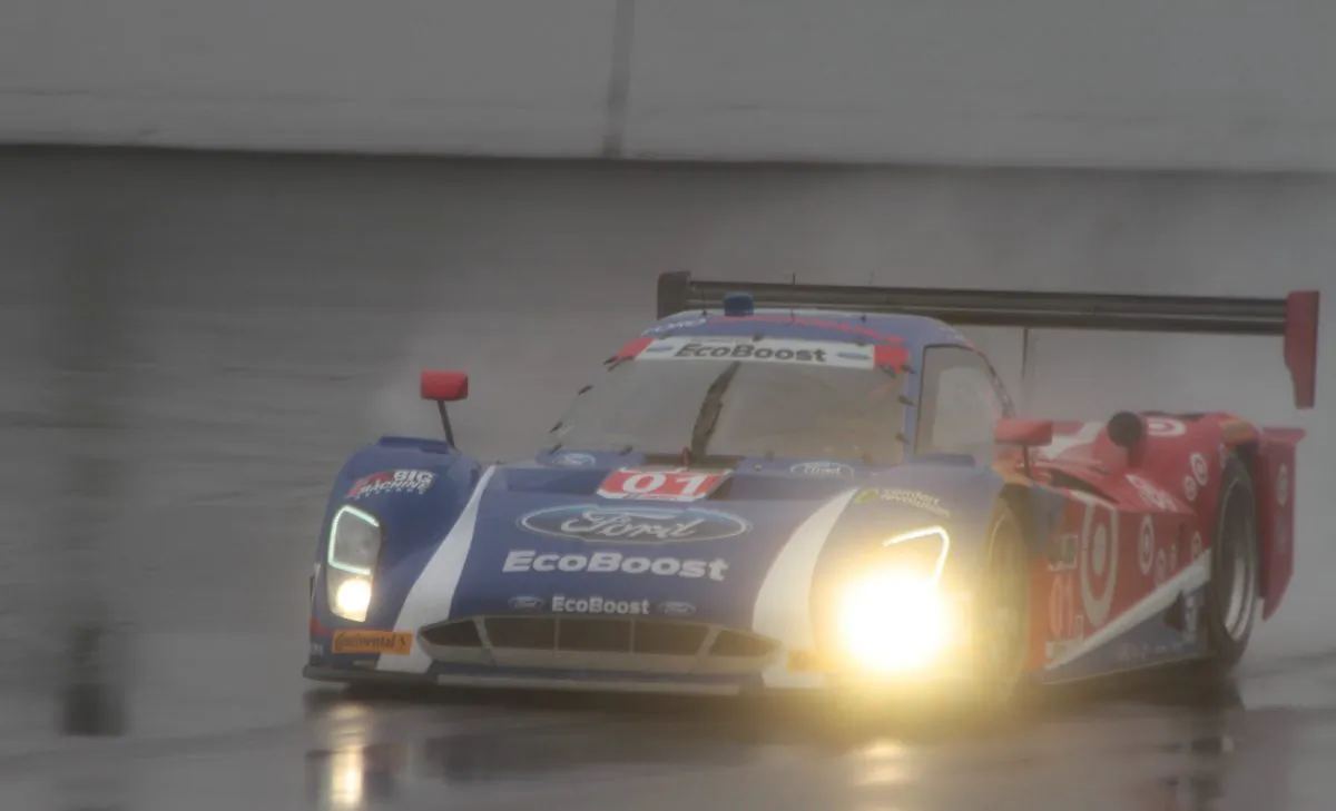 Sage Karam pilots the #01 Ganassi Riley-EcoBoost Ford on the wet Daytona Speedway banking during Sunday's rainy morning session of the TUSC Roar Before the 24. (Chris Jasurek/Epoch Times)
