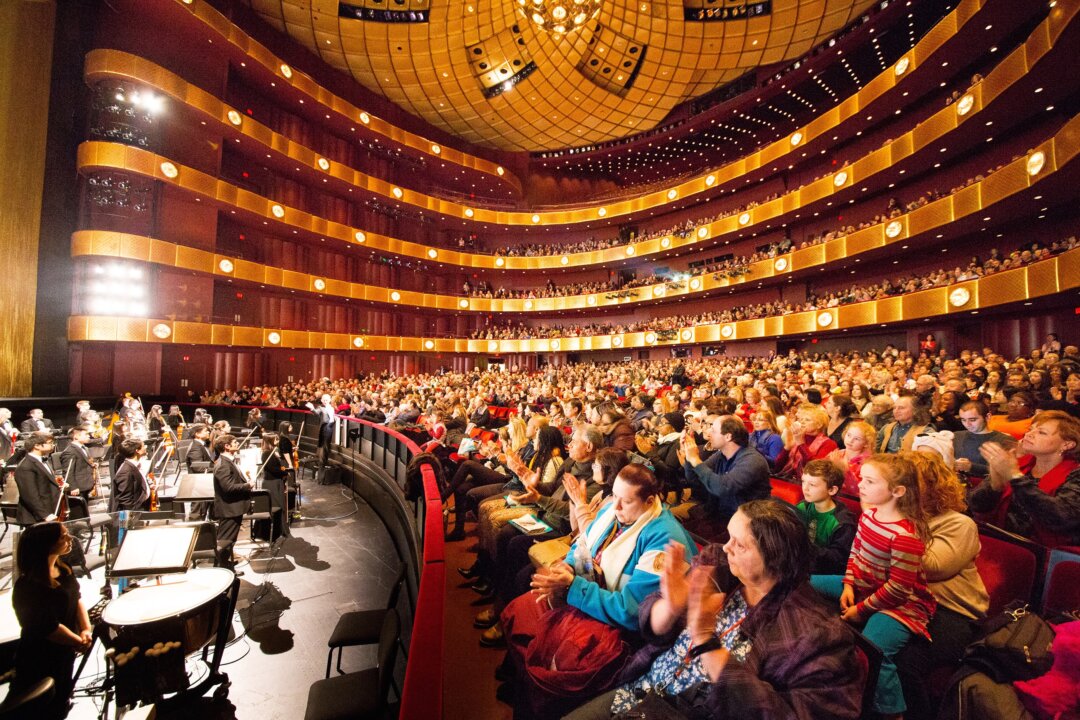 Curtain call and Shen Yun Orchestra at David H. Koch Theater at Lincoln Center, on Jan. 10, 2015. (Larry Dai/Epoch Times)