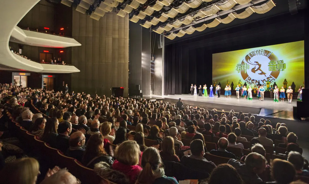 Shen Yun performing Arts International Company's curtain call at Place Des Arts, Montreal,  January 2015. (Evan Ning/Epoch Times)