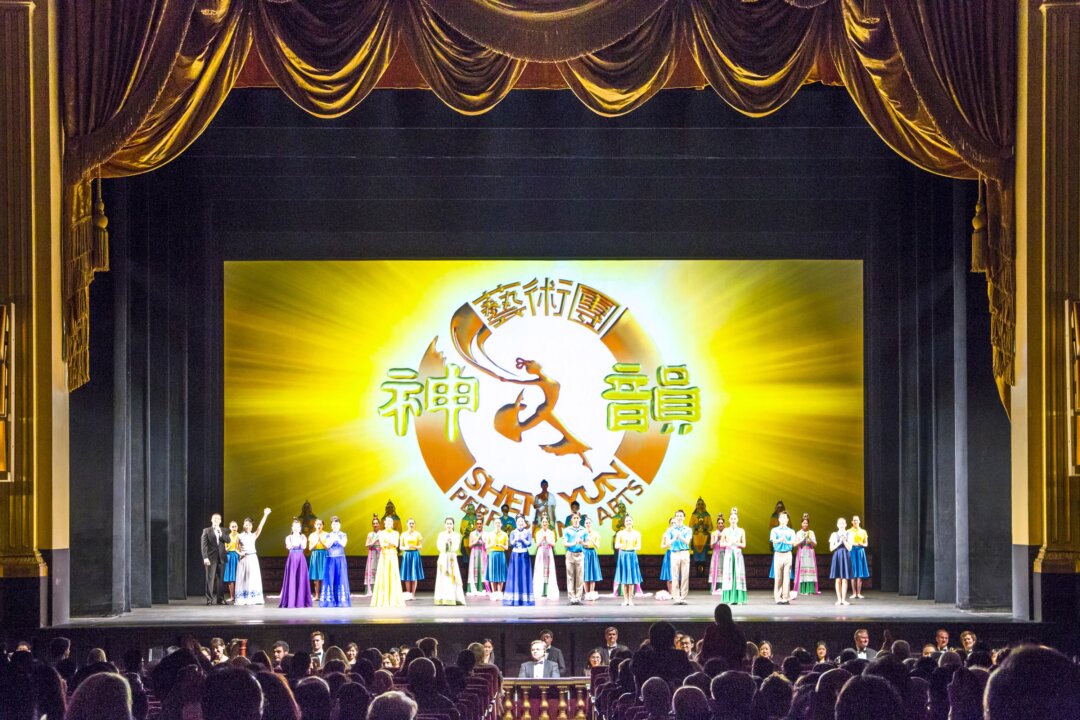Shen Yun Performing Arts World Company's curtain cal at The War Memorial Opera House. (Jade Lee/Epoch Times)