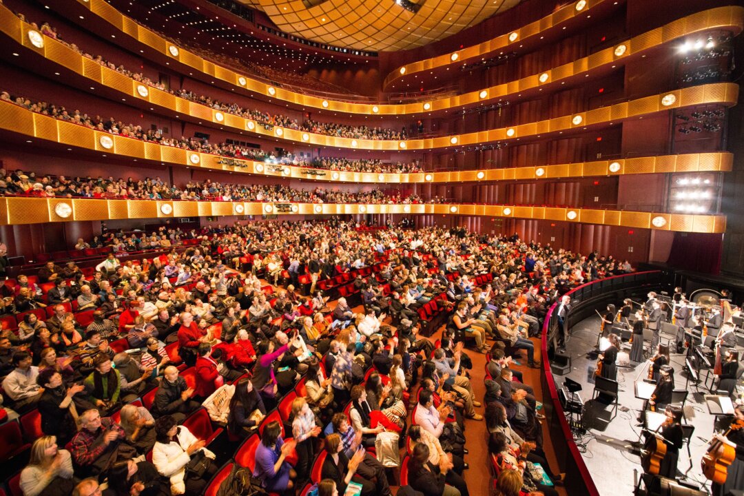 Shen Yun Performing Arts New York Company's curtain call with orchestra at Lincoln Center. (Larry Dai/Epoch Times)