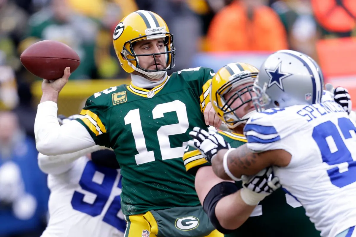 Aaron Rodgers found his rhythm in the passing game in the second half against the Dallas Cowboys in their NFC divisional playoff game at Lambeau Field on Jan. 11, 2015 in Green Bay. (Mike McGinnis/Getty Images)