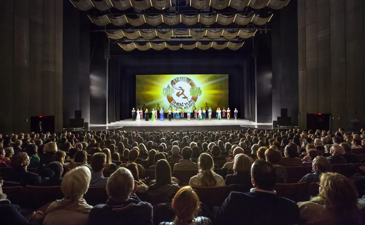 New York-based Shen Yun Performing Arts takes a curtain call on Jan. 9, 2015, following the third performance of a six-show run at Place des Arts, Montreal. (Evan Ning/Epoch Times)