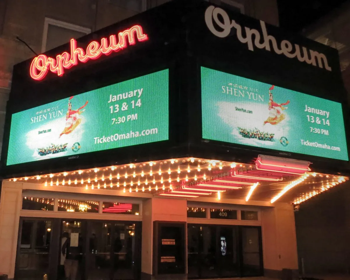 First night's performance of the 2015 World Tour of Shen Yun at the Orpheum Theater, Omaha, on Jan. 13, 2015. (Sally Sun/Epoch Times) 
