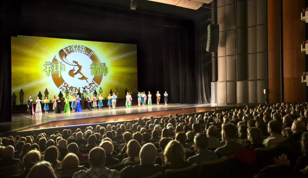 Shen Yun performers take a curtain call before a full house at Quebec City’s Théâtre de Québec on Jan. 14, 2015. A greeting letter from Premier Philippe Coiullard extolled Shen Yun’s “outstanding artists” and well-rounded production. (Evan Ning/Epoch Times)