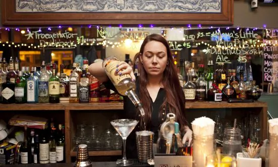 NY Servers Seek Raise as Restaurant Owners Defend Tip System