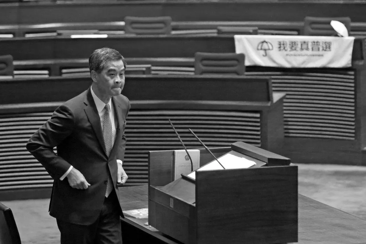 Hong Kong Chief Executive Leung Chun-ying gives his annual policy address in the Legislative Council on Jan. 15, 2015. (Poon Cai-zhu/Epoch Times)