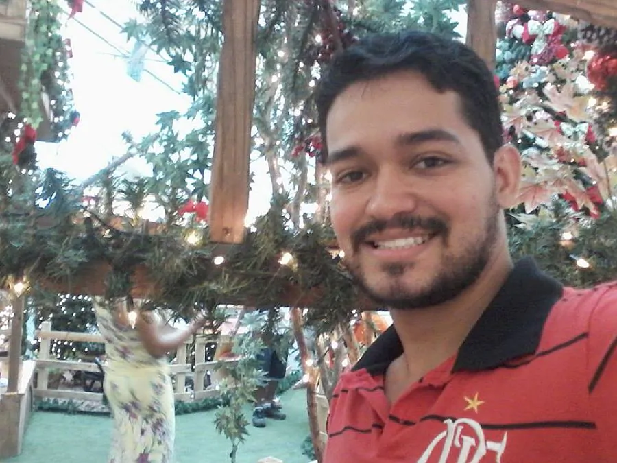 Salvador, Bahia, Brazil: Alaor Lopes Menezes Filho, 28, Journalist: Robotics are in almost everything we see. I understand these advances are very important, because we are dependent on technology. What fascinates many of us in robotics is precisely the fact that the field of robotics has much to do with the understanding of our own human condition. If we cannot create robots to feel emotions, it is precisely because we still do not understand human emotions so completely as to be able to play it on any device. Similarly, if human reasoning, in all its fullness and complexity, is still far from being artificially reproduced, even in the face of the enormous progresses made in the field of Artificial Intelligence, it is because we still cannot grasp enough of the functioning of human intelligence.
