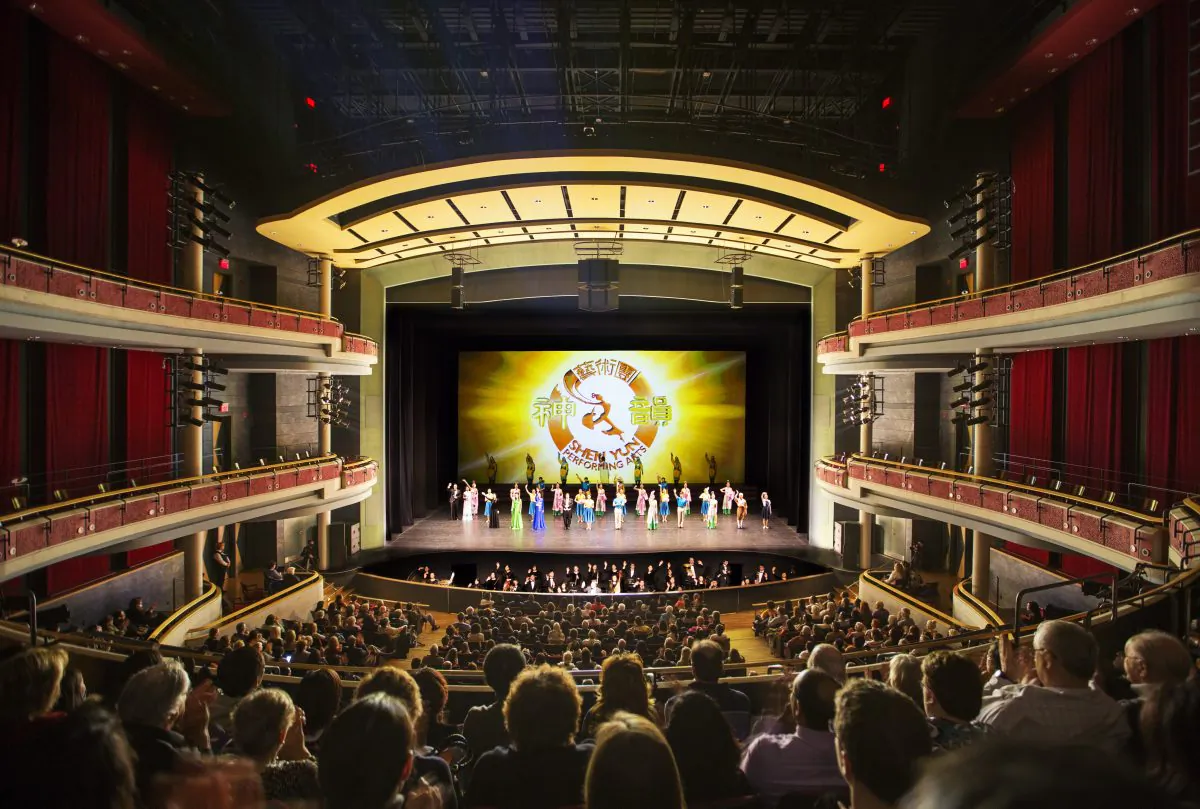 The full-house audience of Shen Yun Performing Arts's last show at Mississauga's Living Arts Centre applauds as the performers wave goodbye. (Evan Ning/Epoch Times)