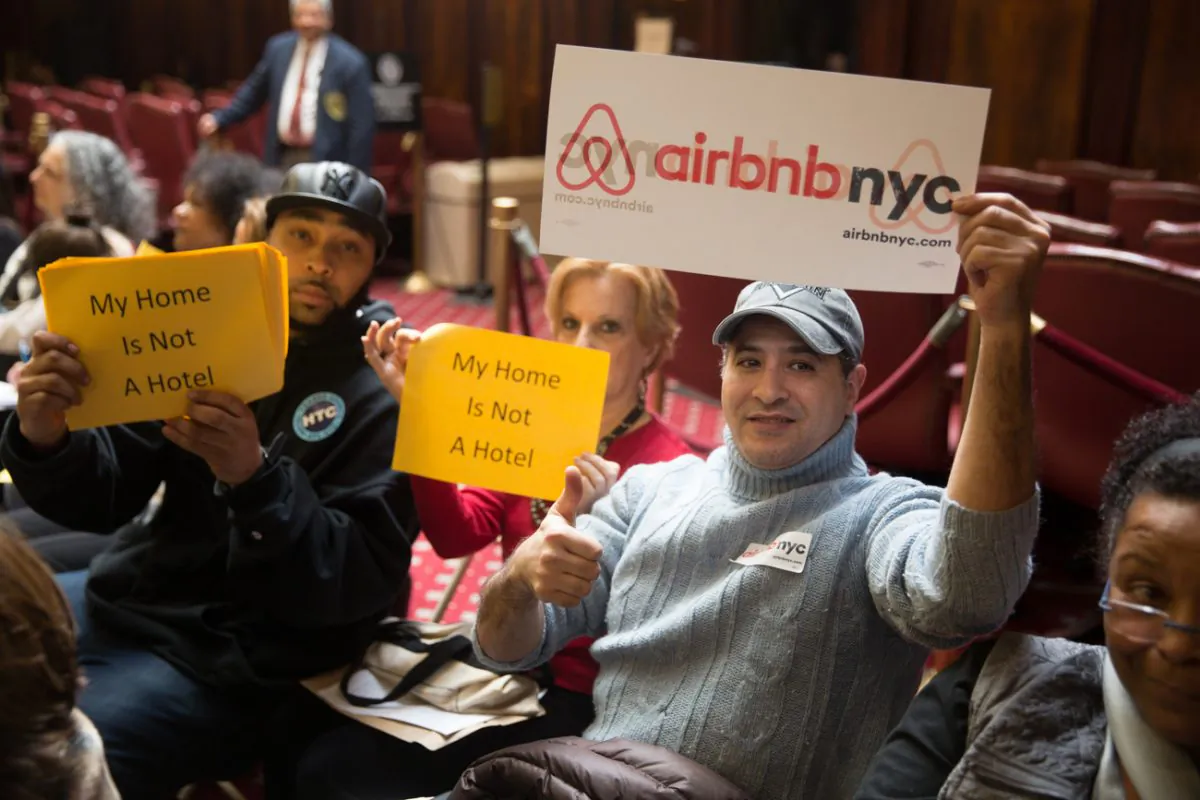 Airbnb supporters and protesters at a City Hall hearing, in New York on Jan. 20, 2015. (William Alatriste/NYC Council)