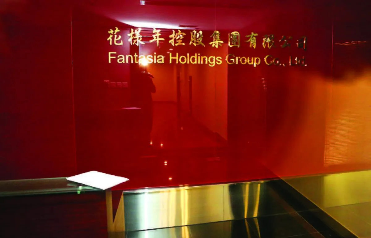 The door of Fantasia’s office in Causeway Bay was locked during office hours. (Ku Gong/Epoch Times)